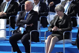US-Präsident Donald Trump sitzt während der Eröffnungszeremonie des Nato-Hauptquartiers neben der britischen Premierministerin Theresa May.