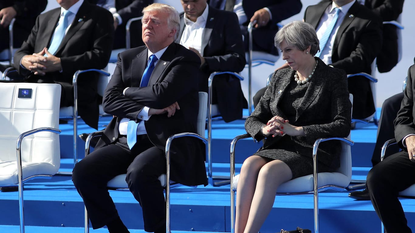 US-Präsident Donald Trump sitzt während der Eröffnungszeremonie des Nato-Hauptquartiers neben der britischen Premierministerin Theresa May.