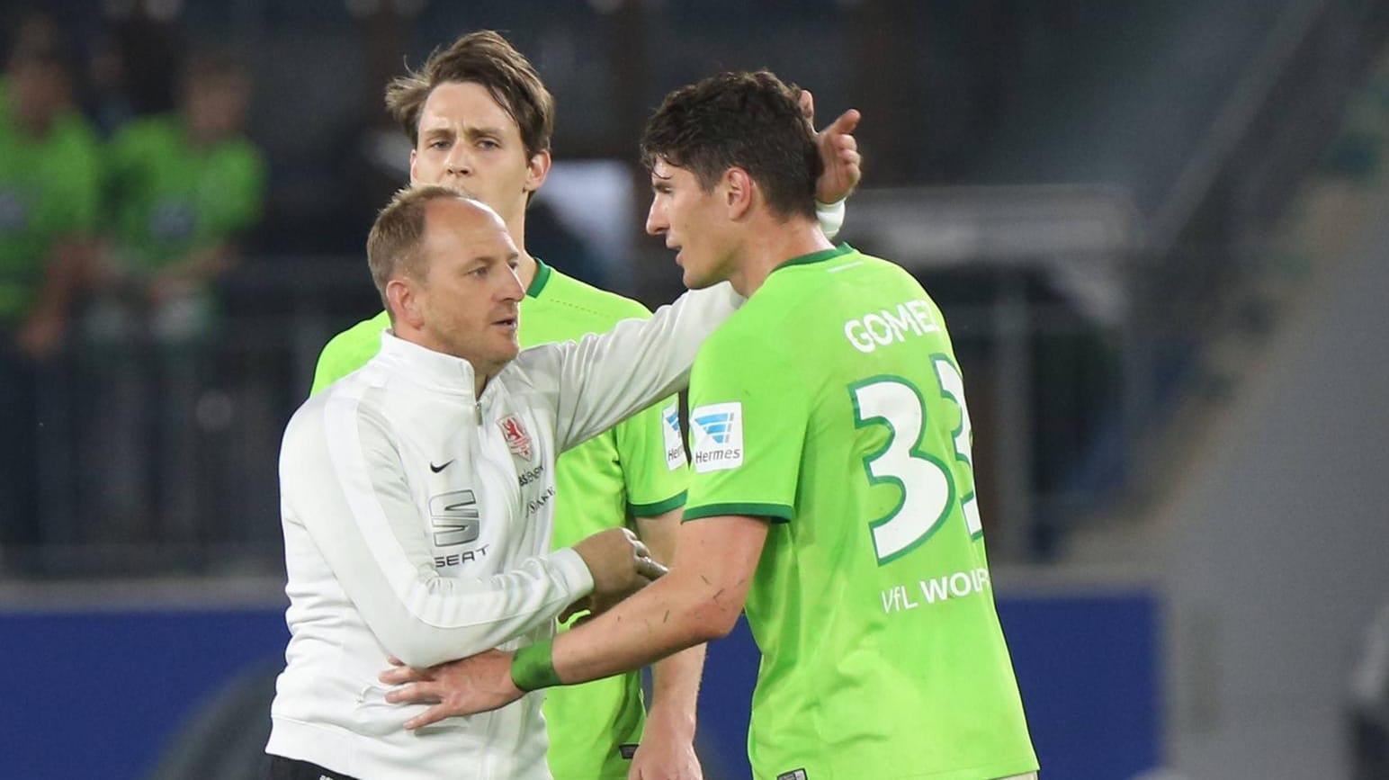 Faire Geste trotz aller Emotionen: Lieberknecht und Gomez klatschen nach Spielende ab.