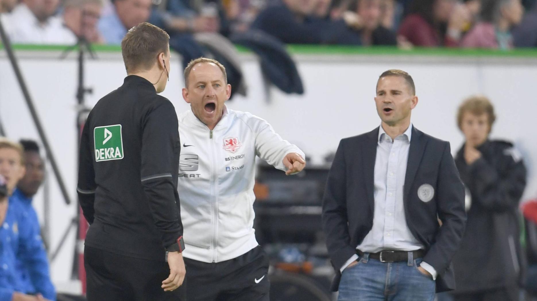 Torsten Lieberknecht (m.) beschwert sich nach dem Elfmeterpfiff lautstark beim Vierten Offiziellen Thorben Siewer.