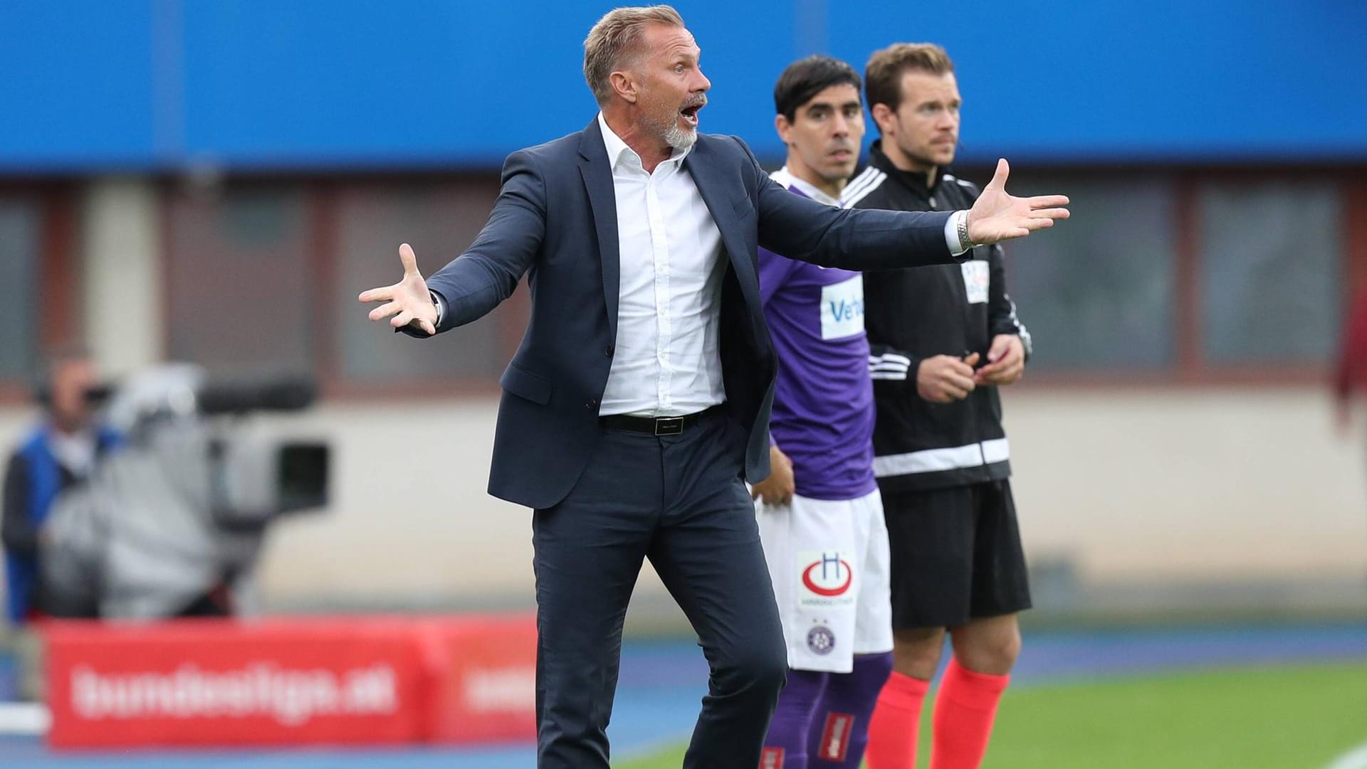 Außer sich: Thorsten Fink im Spiel gegen Salzburg.