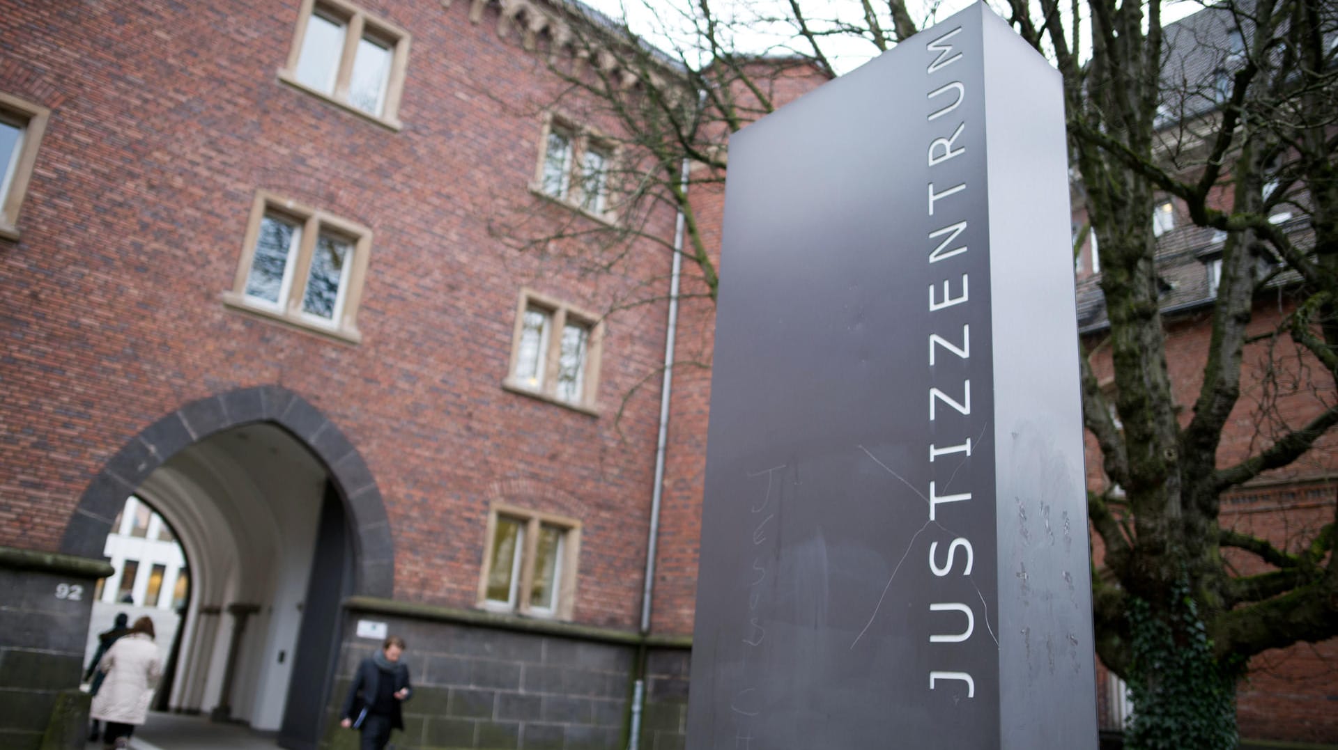 Ein halbes Jahr, nachdem ein Mann mit seinen Söhnen zehn Polizisten wegen eines Knöllchens angegriffen und verletzt haben soll, beginnt nun der Prozess. Ein halbes Jahr, nachdem ein Mann mit seinen Söhnen zehn Polizisten wegen eines Knöllchens angegriffen und verletzt haben soll, beginnt nun der Prozess.