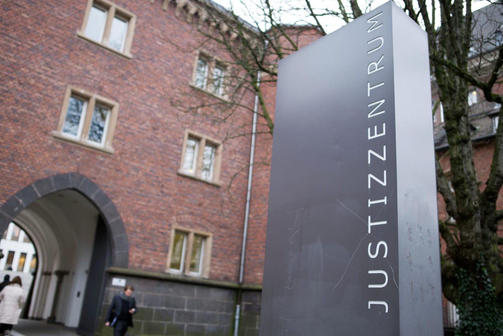 Ein halbes Jahr, nachdem ein Mann mit seinen Söhnen zehn Polizisten wegen eines Knöllchens angegriffen und verletzt haben soll, beginnt nun der Prozess.