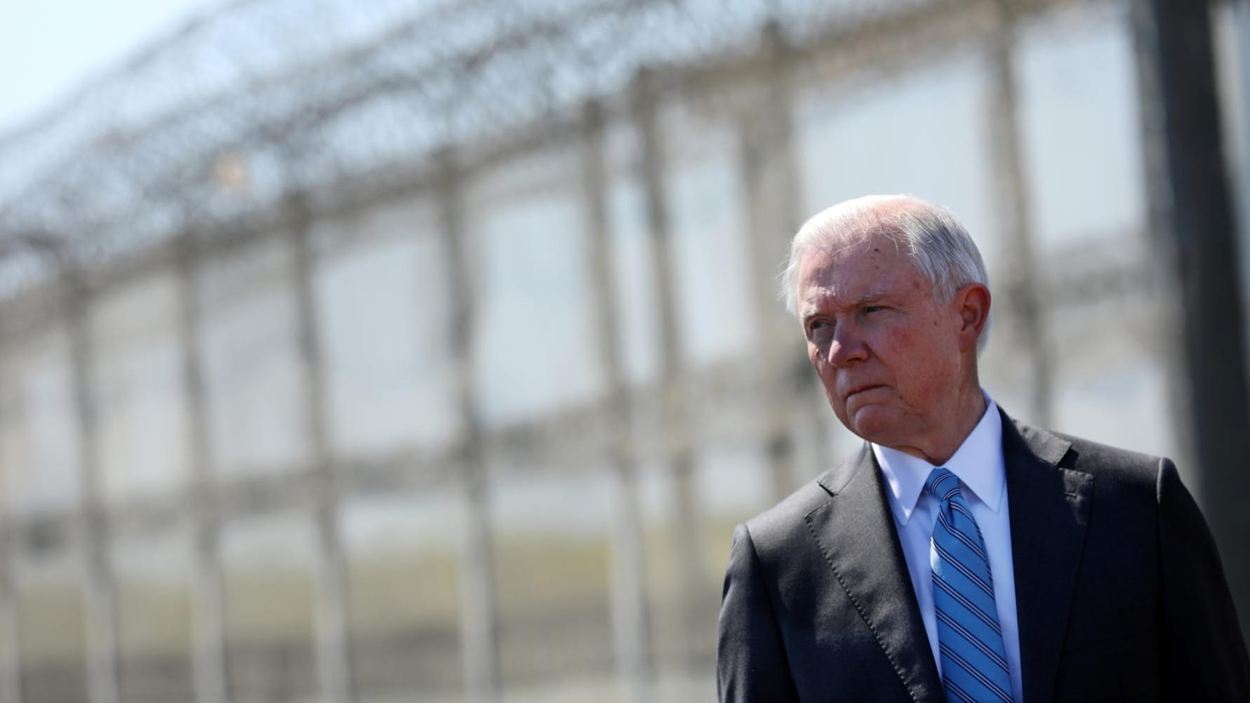 US-Justizminister Jeff Sessions will für das Durchsetzen des Einreisestopps nun bis vor das oberste Gericht ziehen. US-Justizminister Jeff Sessions will für das Durchsetzen des Einreisestopps nun bis vor das oberste Gericht ziehen.