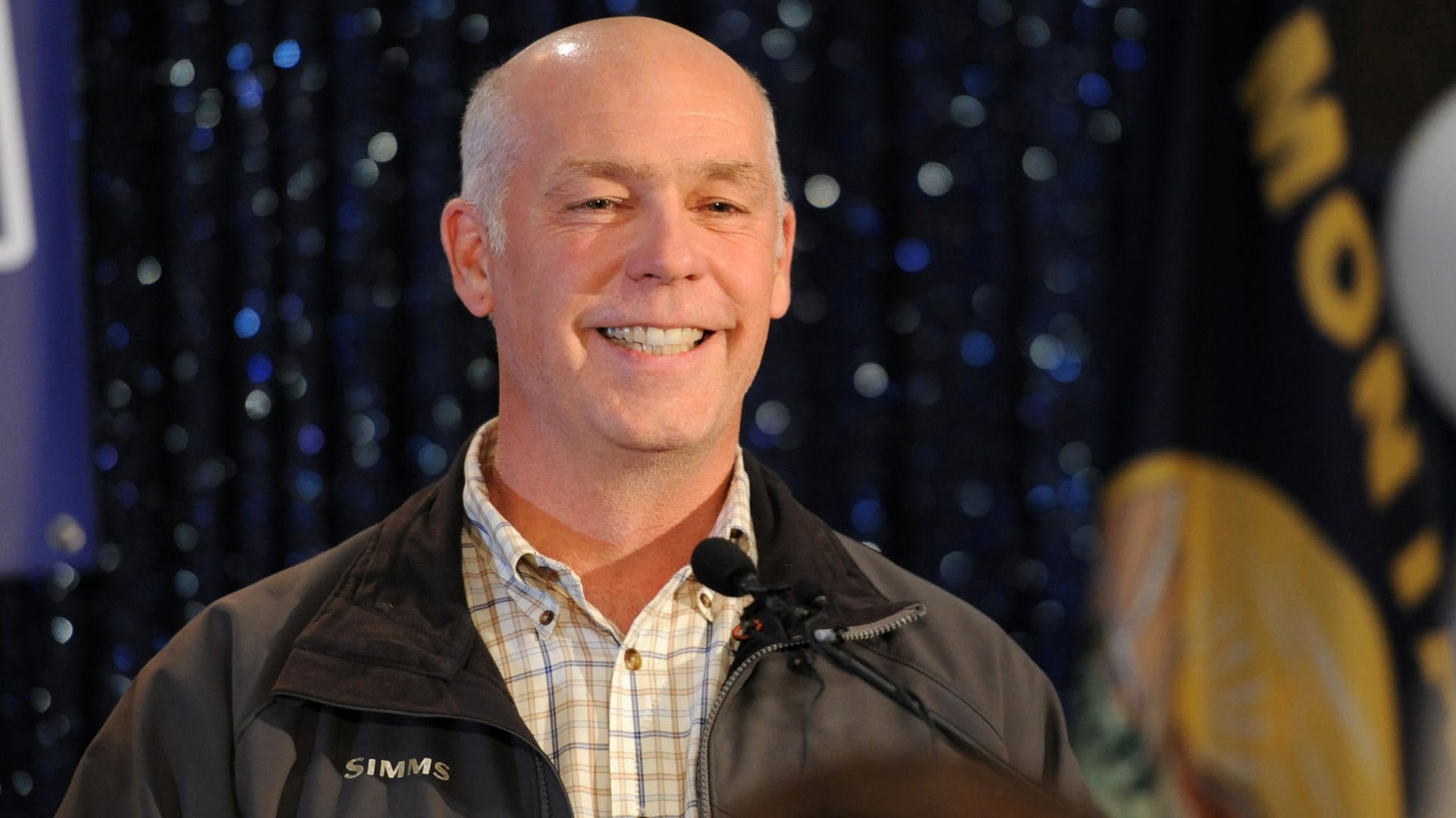 Der Republikaner Greg Gianforte soll einen Reporter des "Guardian" zu Boden geworfen und seine Brille zerstört zu haben. Der Republikaner Greg Gianforte soll einen Reporter des "Guardian" zu Boden geworfen und seine Brille zerstört zu haben.
