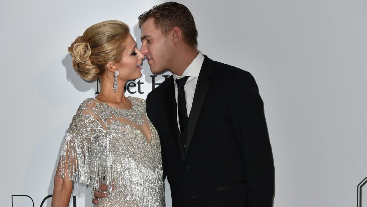 Paris Hilton knutschte ihren Freund Chris Zylka auf der amfAR-Gala.