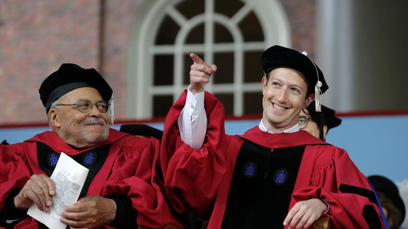 Mark Zuckerberg, Gründer und Chef von Facebook (rechts neben dem Schauspieler James Earl Jones) erhält an der Harvard University die Ehrendoktorwürde