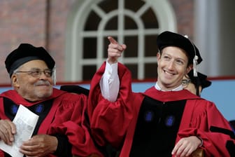 Mark Zuckerberg, Gründer und Chef von Facebook (rechts neben dem Schauspieler James Earl Jones) erhält an der Harvard University die Ehrendoktorwürde