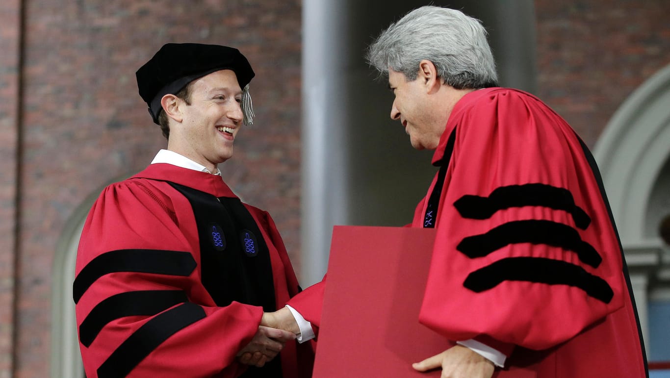 Mark Zuckerberg erhält die Ernennung zum Ehrendoktor vom Uni-Vize-Präsidenten von Harvard, Marc Goodheart