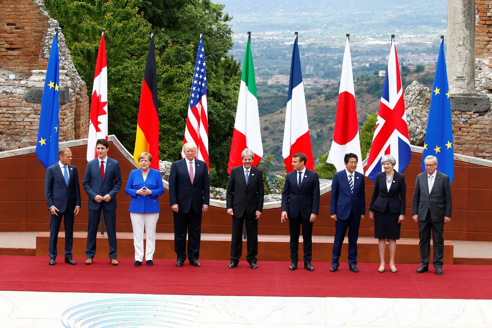 Die sieben Staatschefs beim gemeinsamen Fotoshooting zu Beginn des G7-Gipfels in Taormina auf Sizilien.