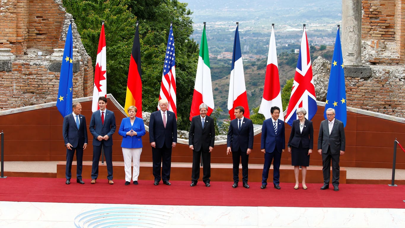 Die sieben Staatschefs beim gemeinsamen Fotoshooting zu Beginn des G7-Gipfels in Taormina auf Sizilien.