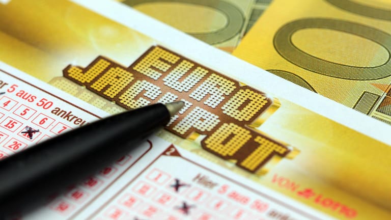 Lotterieschein Eurojackpot mit Fächer aus 200 Euro Scheinen