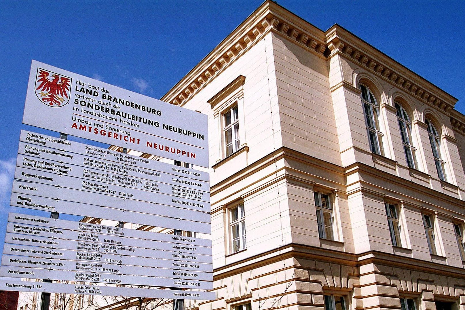 Ein Mann ist im brandenburgischen Neuruppin mit Drogen im Amtsgericht erschienen