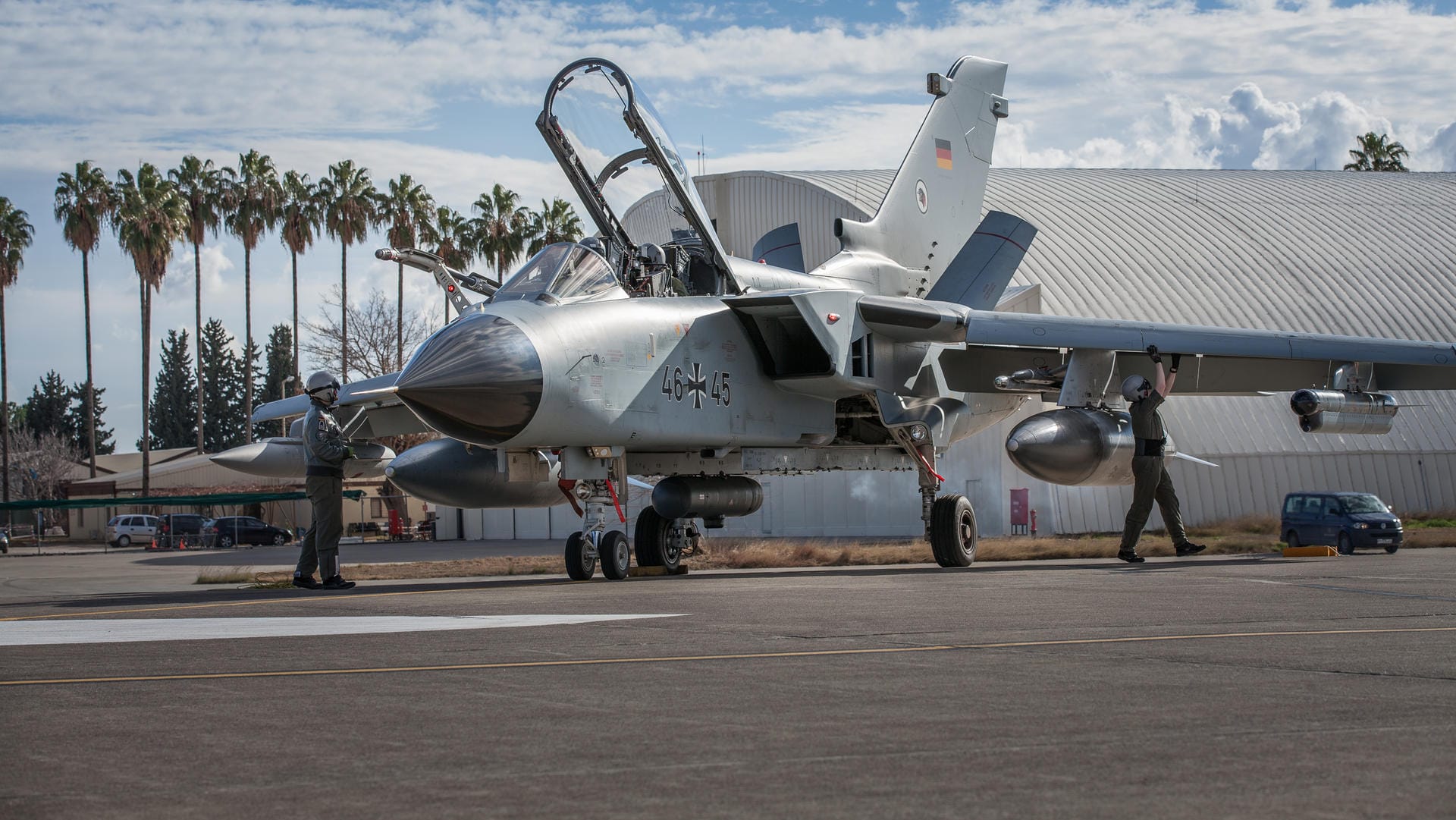 Techniker nehmen in Incirlik (Türkei) einen Recce-Tornado der Bundeswehr nach seiner Landung in Empfang. Techniker nehmen in Incirlik (Türkei) einen Recce-Tornado der Bundeswehr nach seiner Landung in Empfang.