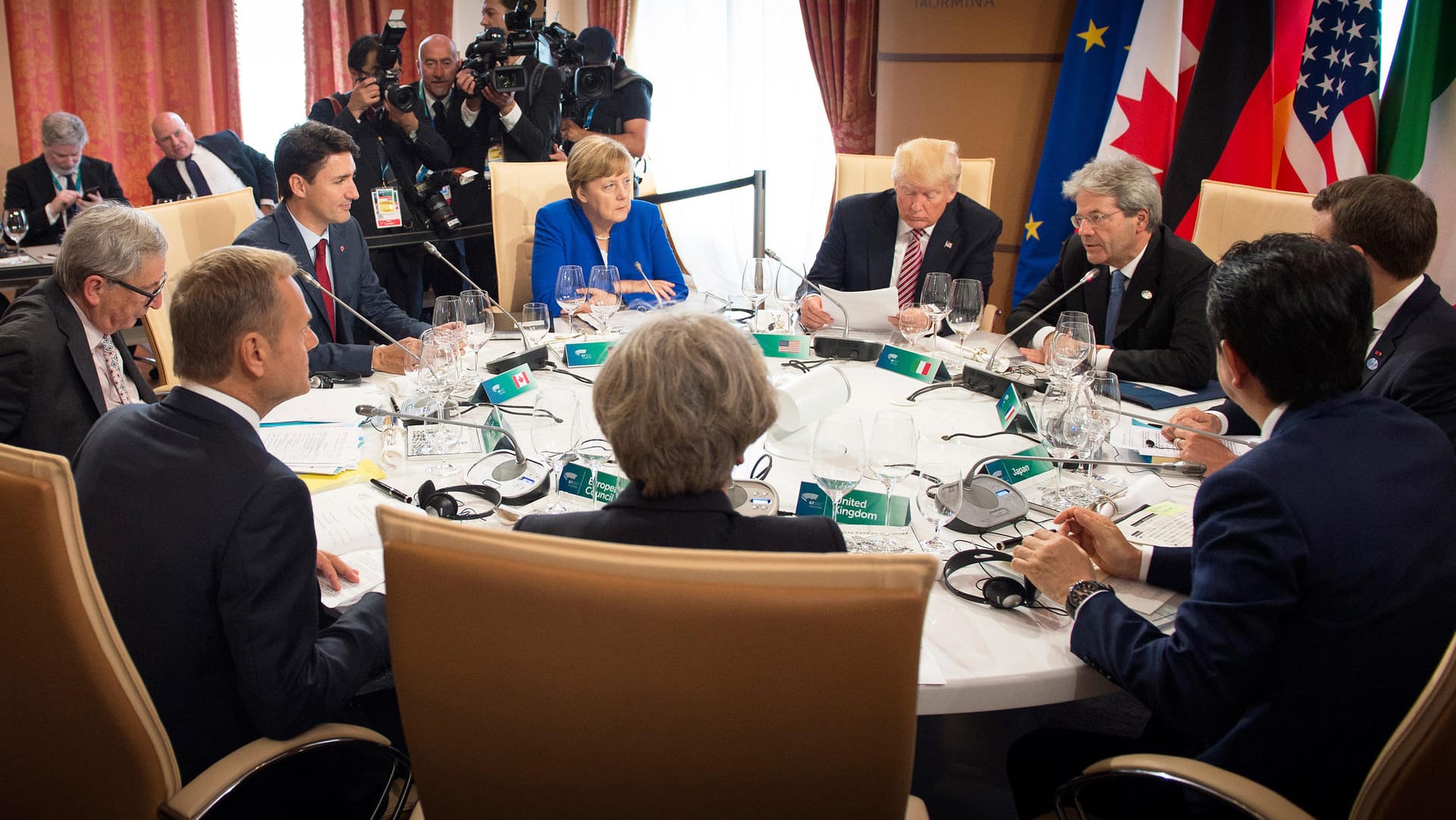 Die Vertreter der G7 und der Europäischen Union sitzen zu Beginn des G7-Gipfeltreffens zusammen in Taormina auf Sizilien.