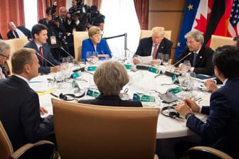 Die Vertreter der G7 und der Europäischen Union sitzen zu Beginn des G7-Gipfeltreffens zusammen in Taormina auf Sizilien.