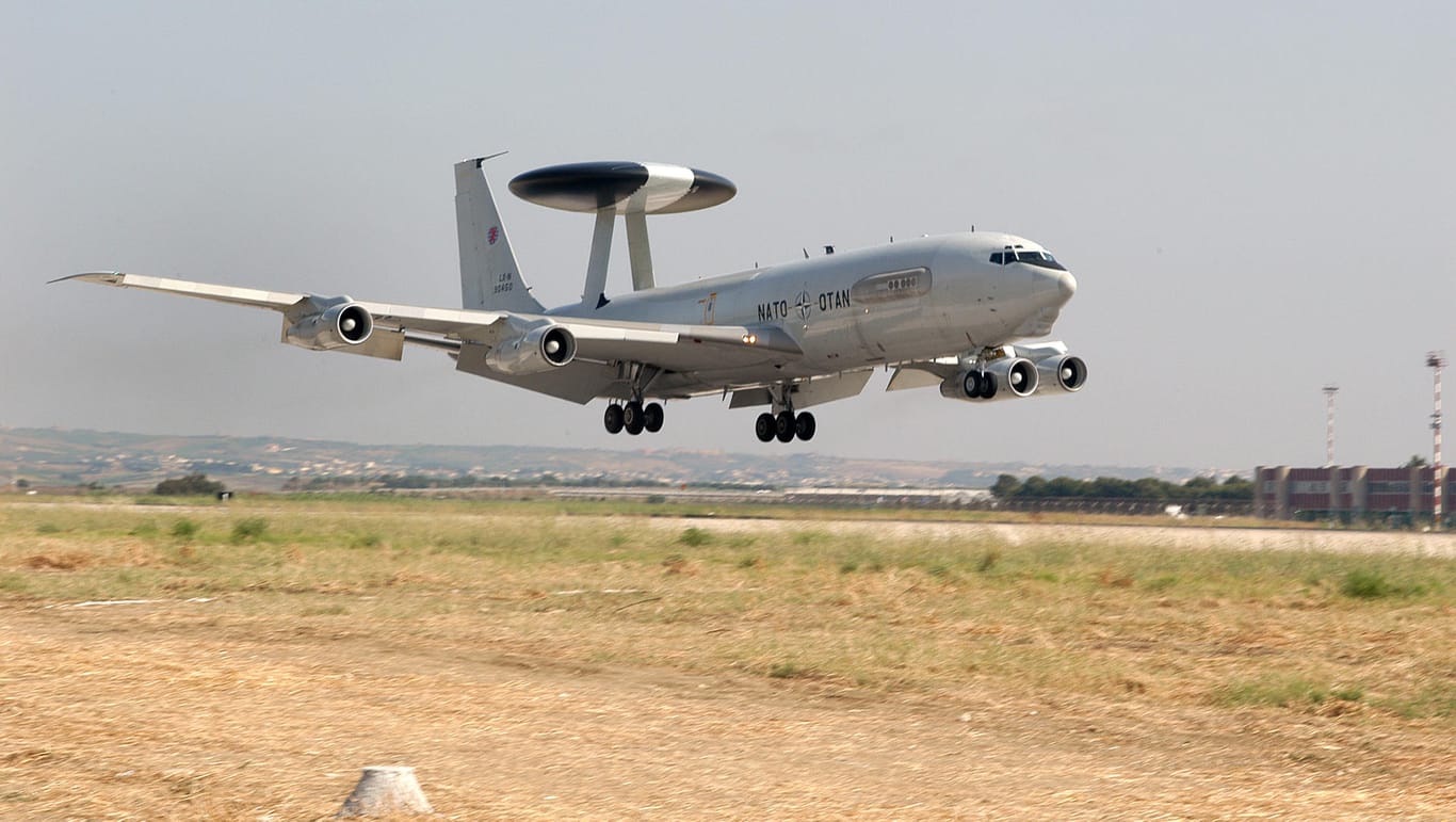 Ein Awacs-Aufklärungsflugzeug startet auf dem Flughafen des vorgeschobenen Militärstützpunkts in Konya (Türkei).
