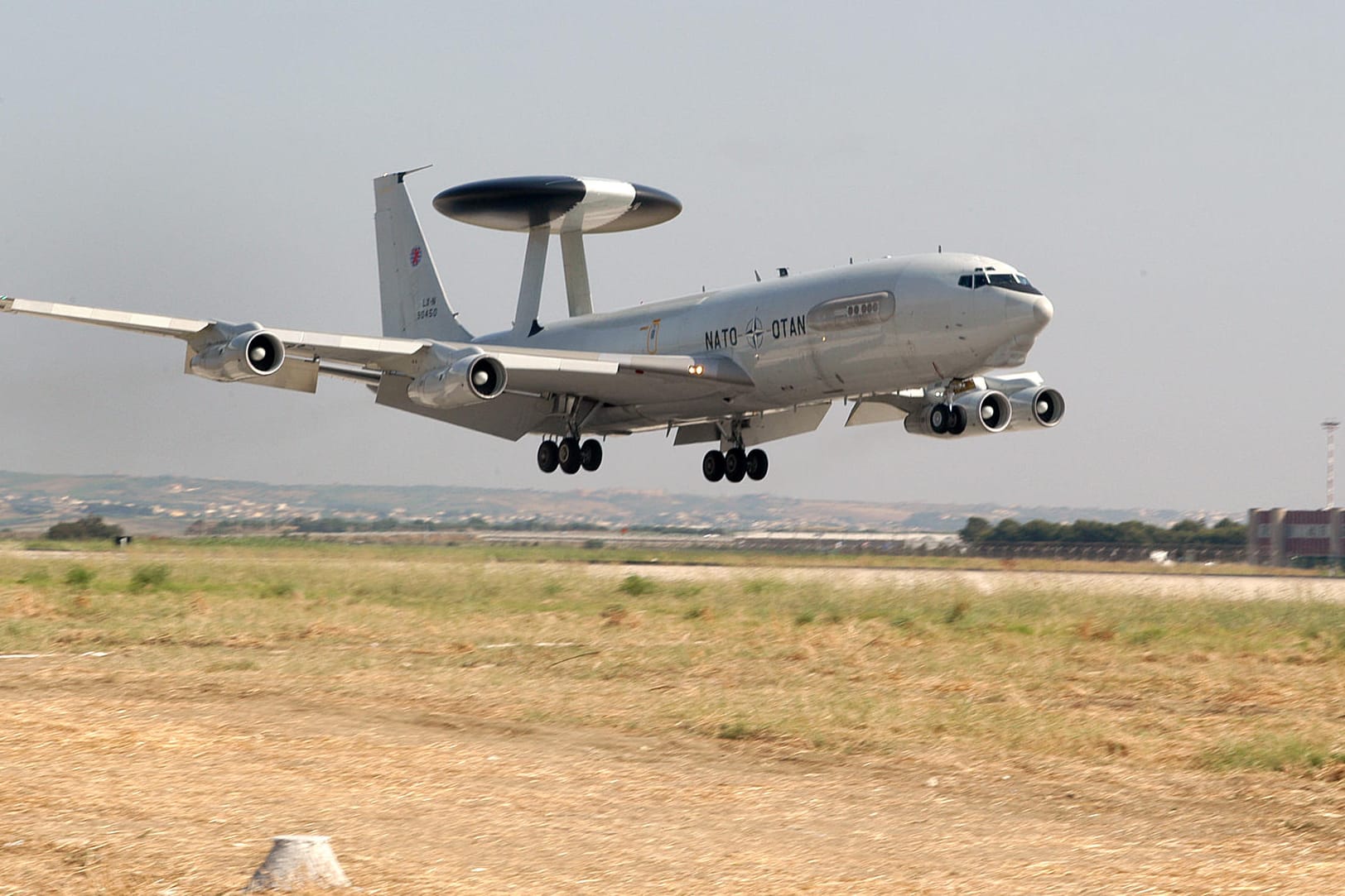 Ein Awacs-Aufklärungsflugzeug startet auf dem Flughafen des vorgeschobenen Militärstützpunkts in Konya (Türkei).