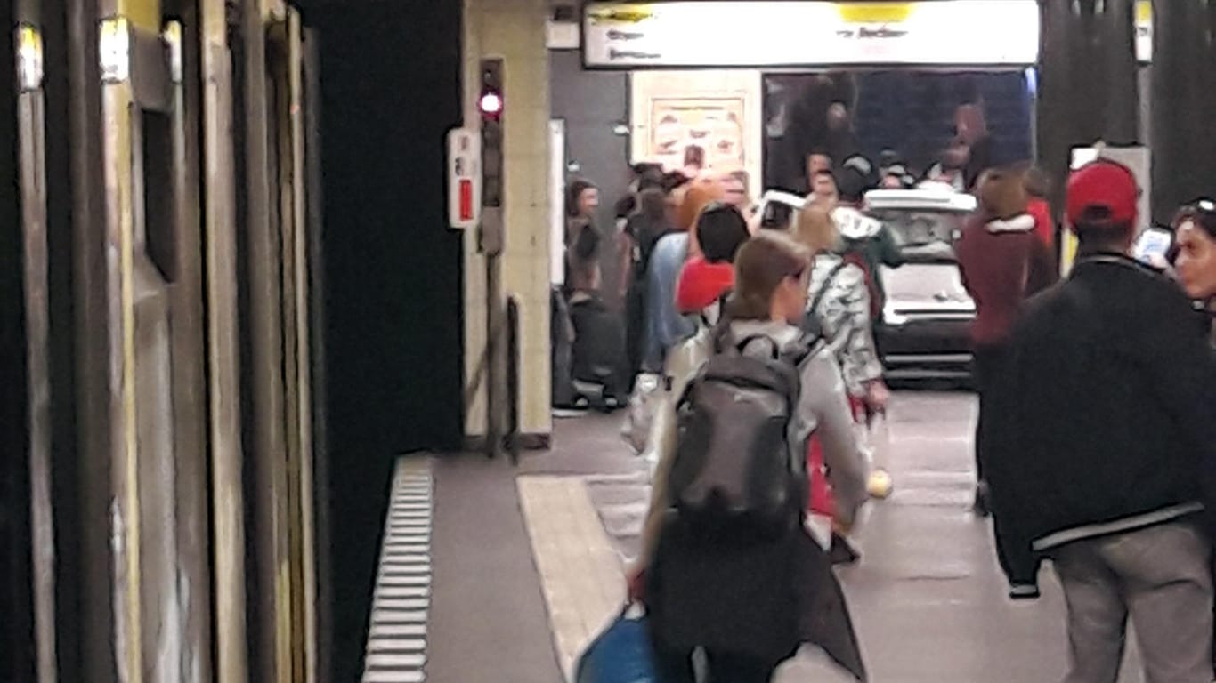Ein silberfarbenes Auto steht nach einem Unfall an einer Treppe der U-Bahn-Station Bernauer Straße.