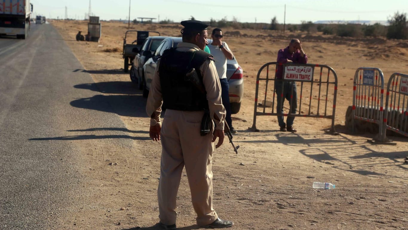 Ein ägyptischer Soldat blockiert an einem Checkpoint in der Nähe eines Terroranschlages außerhalb von Al-Minja (Ägypten), eine Straße.