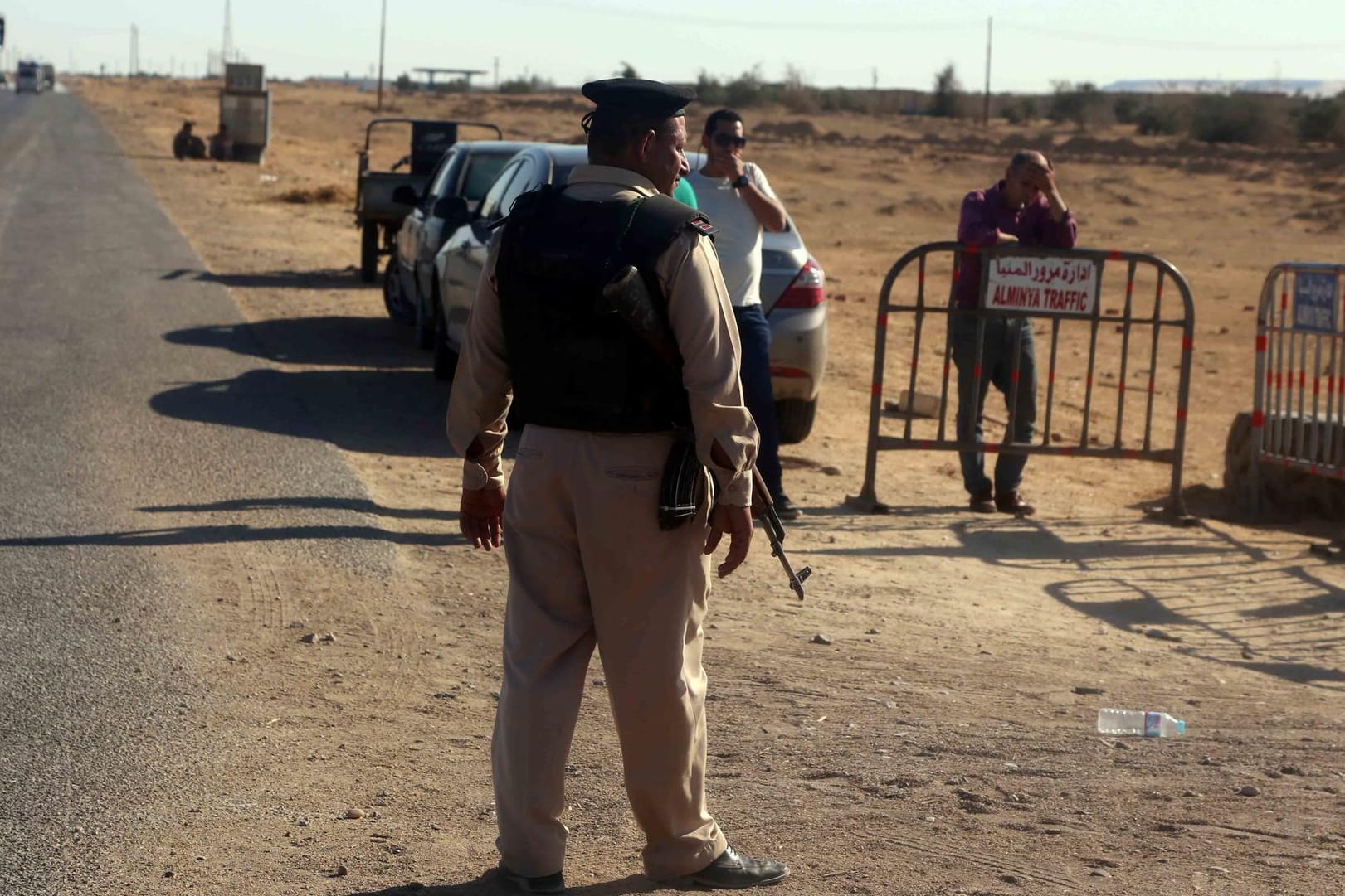 Ein ägyptischer Soldat blockiert an einem Checkpoint in der Nähe eines Terroranschlages außerhalb von Al-Minja (Ägypten), eine Straße.