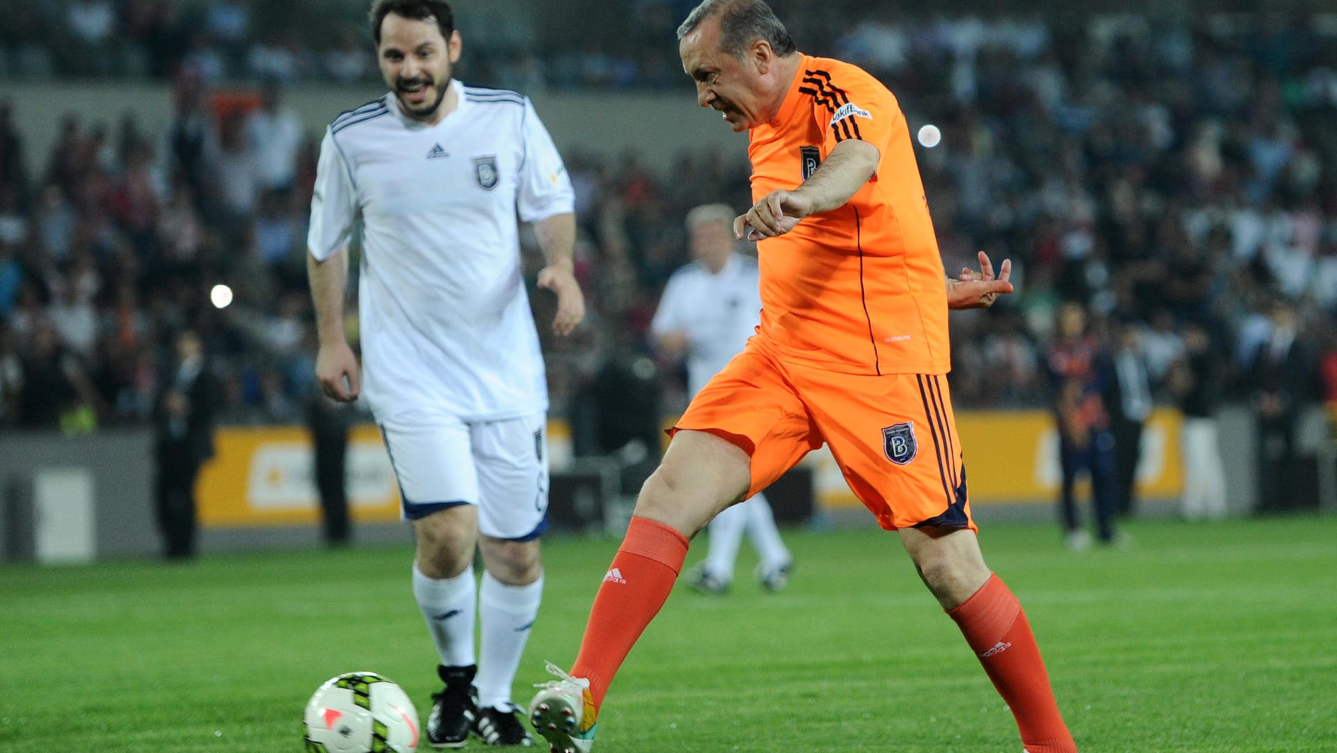 Präsident am Ball: Recep Tayyip Erdogan beim Eröffnungsspiel des Basaksehir-Stadions 2014.