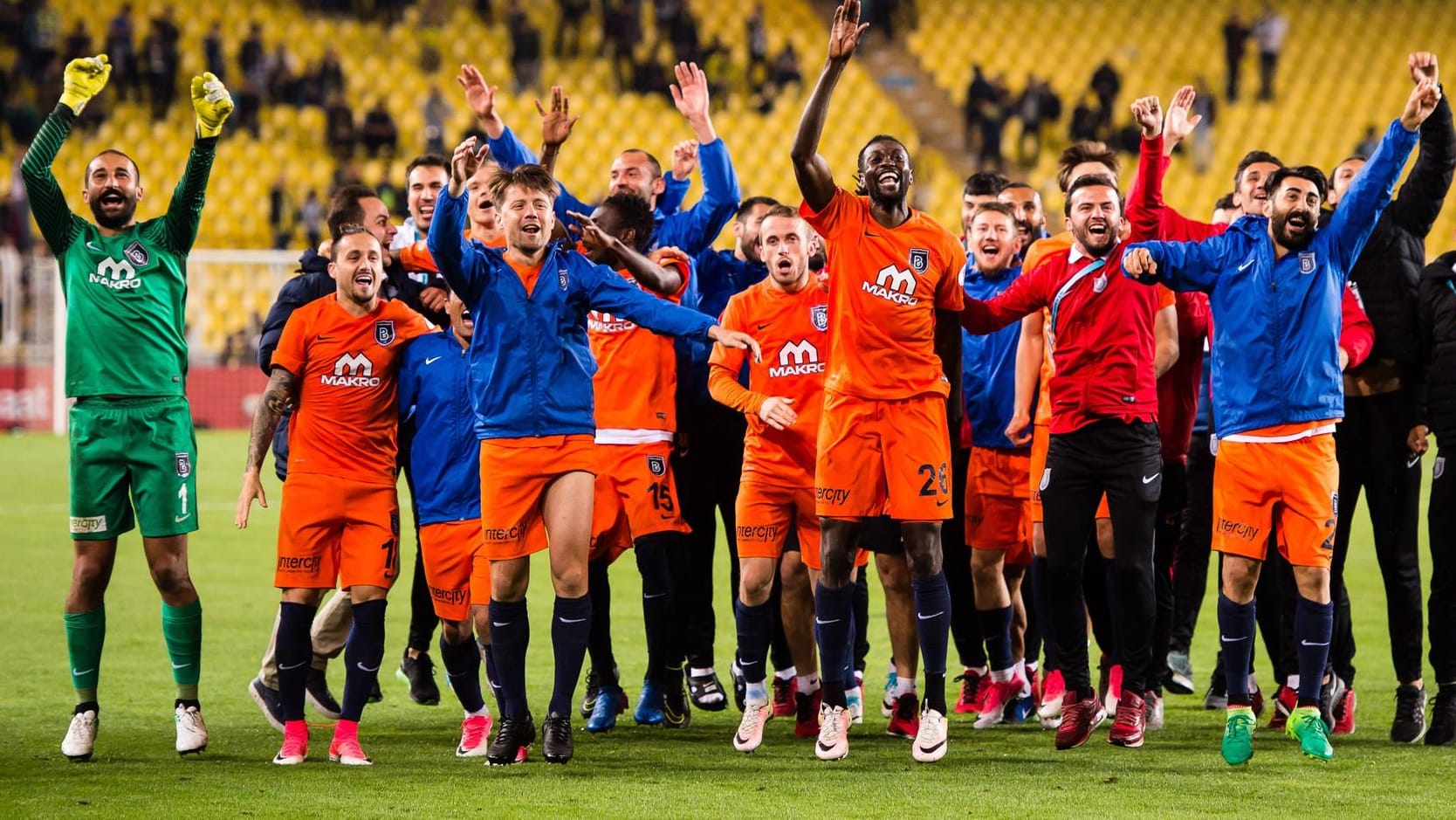 Jubel bei Başakşehir nach dem Sieg beim Rivalen Fenerbahçe. Der Überraschungsklub überzeugte in den Topspielen.