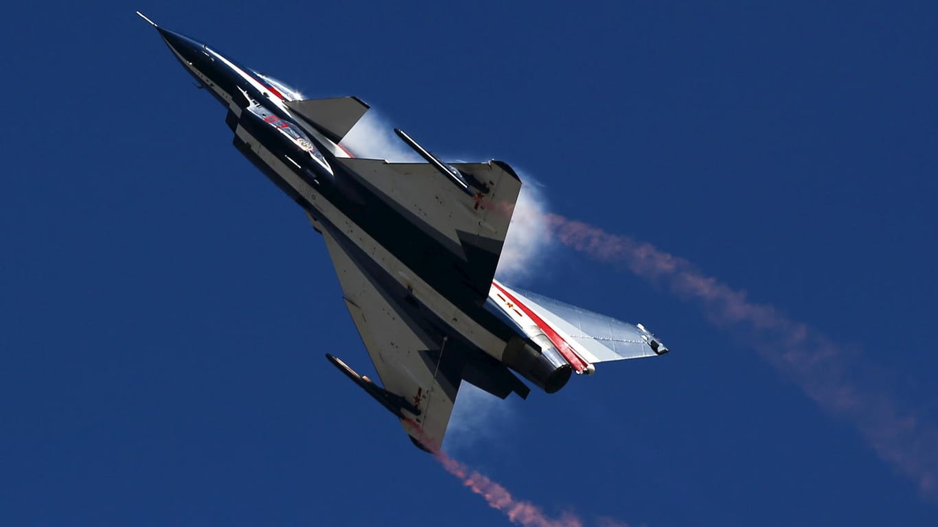 Zwei chinesische F-10 Kampfflugzeuge sollen ein riskantes Abfangmanöver geflogen haben. (Symbolfoto)