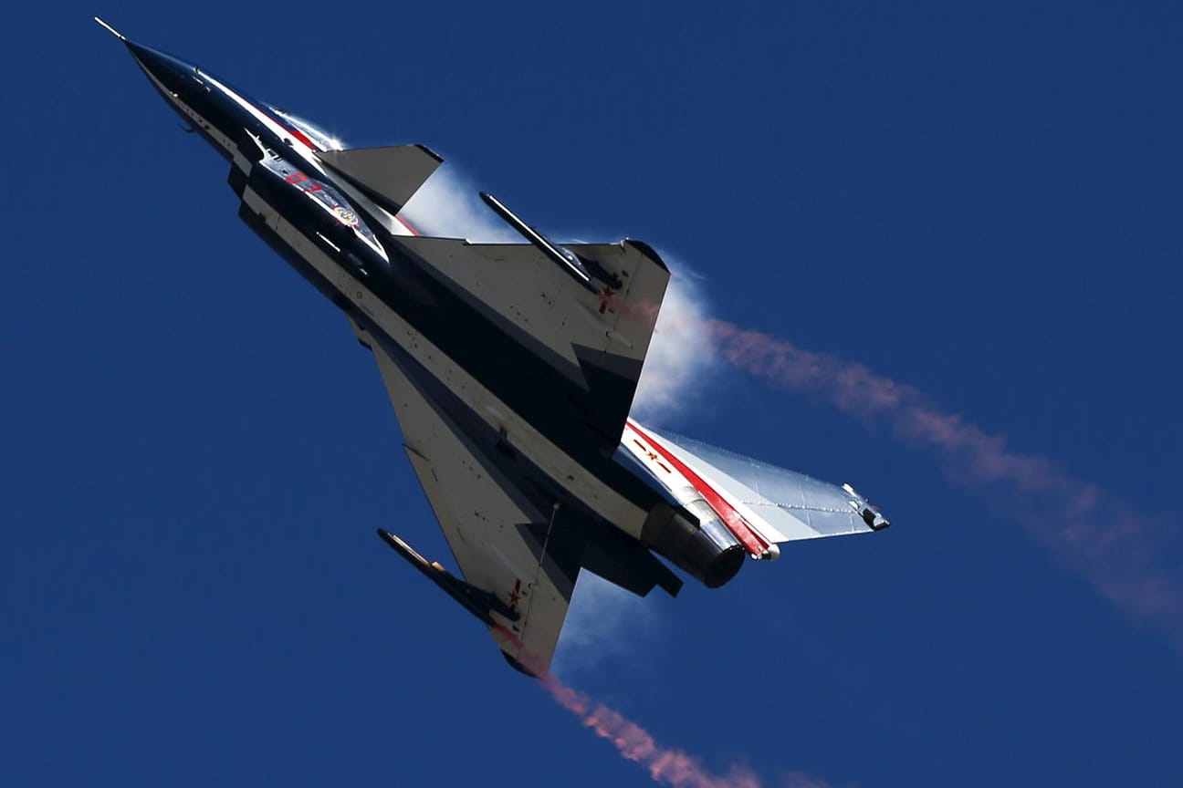 Zwei chinesische F-10 Kampfflugzeuge sollen ein riskantes Abfangmanöver geflogen haben. (Symbolfoto)