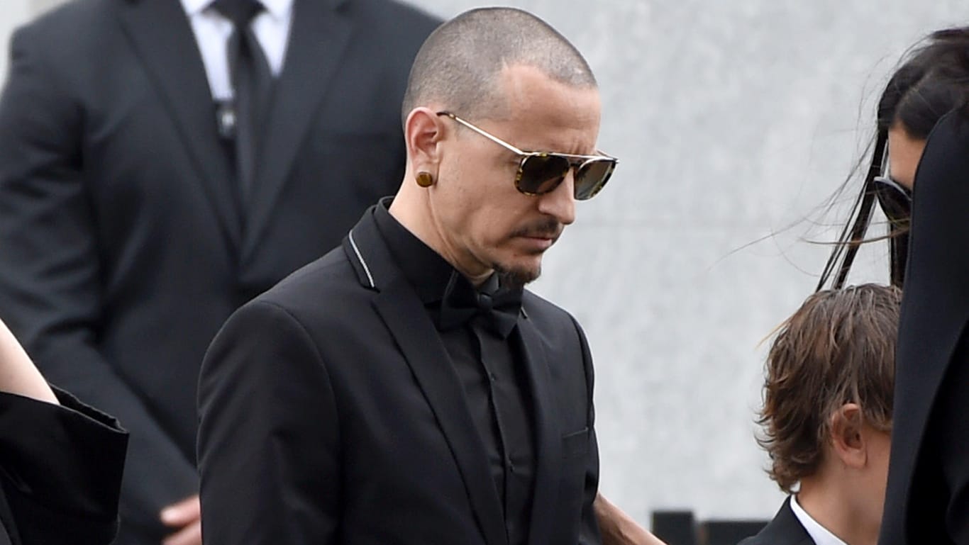 Der Musiker Chester Bennington von der Band Linkin Park nimmt Abschied von seinem Kollegen.
