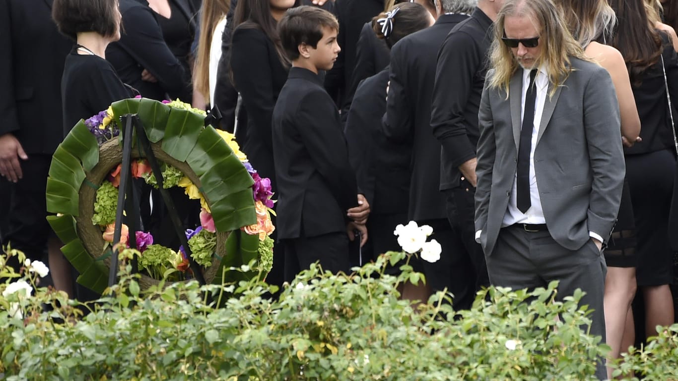 Jerry Cantrell verabschiedet sich am Grab von Chris Cornell.