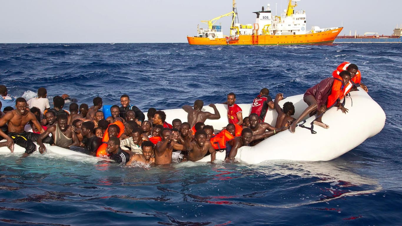 Hilfsorganisationen berichten von immer überfüllteren und Flüchtlingsbooten auf dem Mittelmeer. Häufig handelt es sich nur um Schlauchboote. (Archiv)