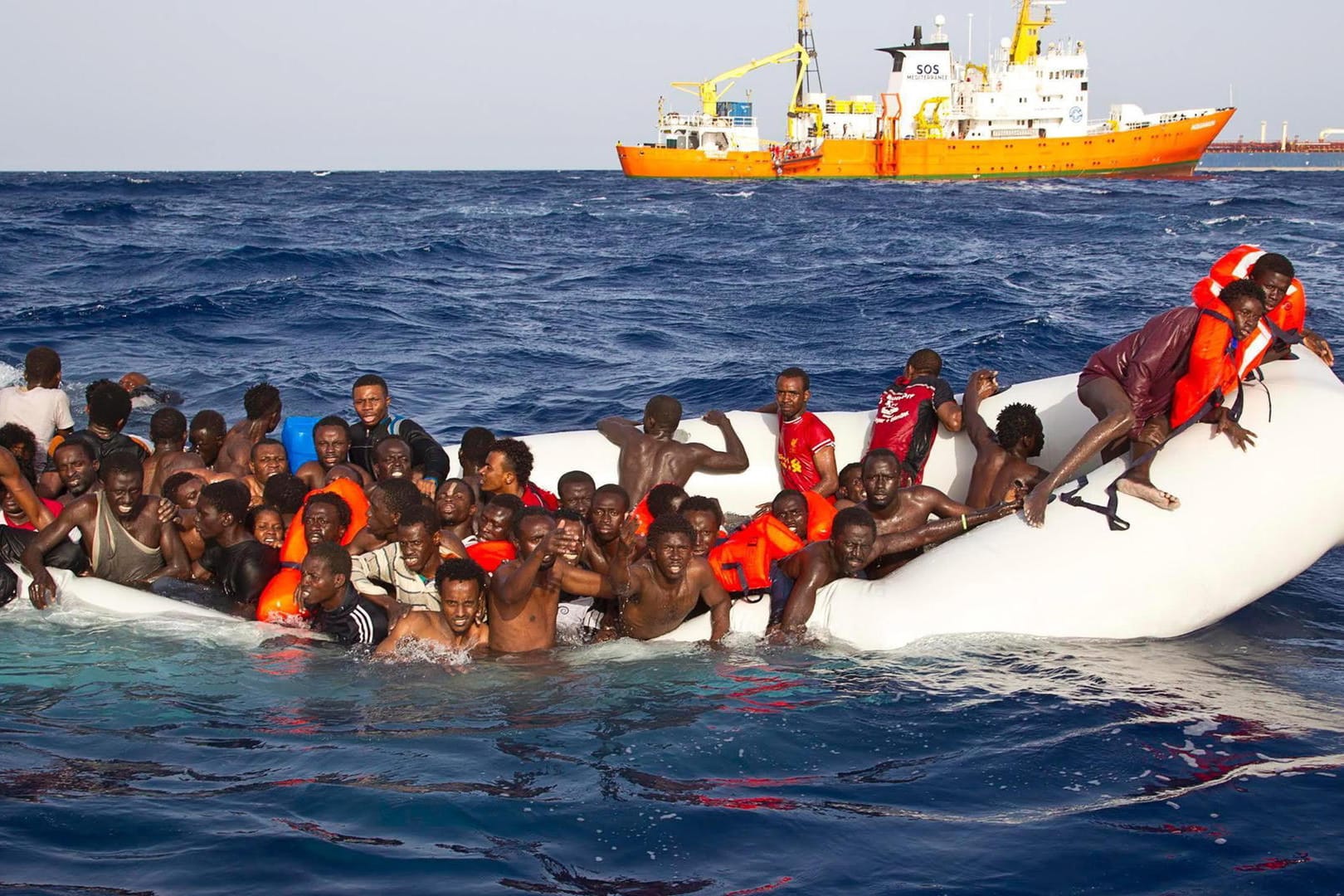 Hilfsorganisationen berichten von immer überfüllteren und Flüchtlingsbooten auf dem Mittelmeer. Häufig handelt es sich nur um Schlauchboote. (Archiv)