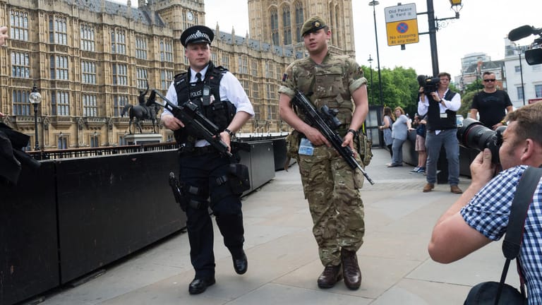 Weniger Uniformierte: Nach Anschlag in Manchester wird die höchste Terrorwarnstufe wieder aufgehoben.