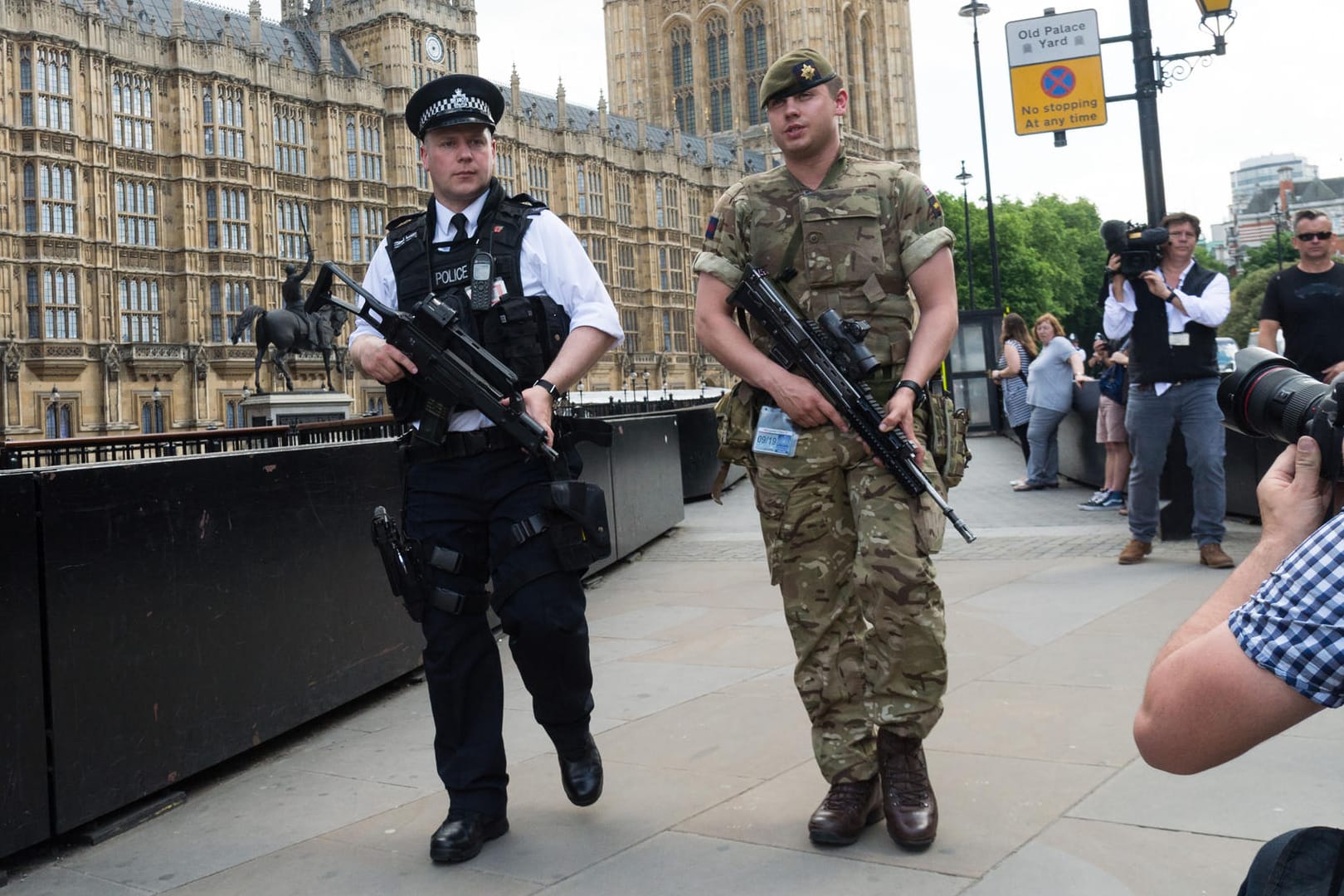 Weniger Uniformierte: Nach Anschlag in Manchester wird die höchste Terrorwarnstufe wieder aufgehoben.