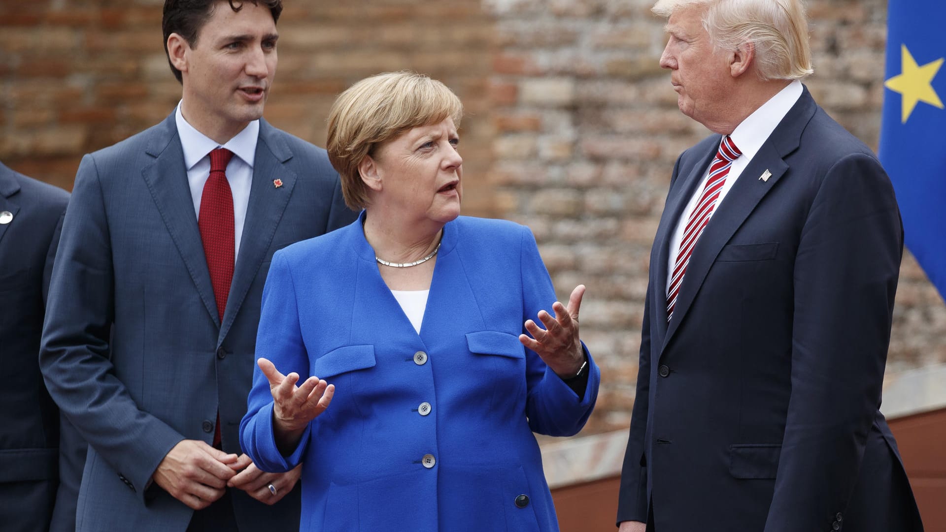 Bundeskanzlerin Angela Merkel unterhält sich beim Foto beim G7-Gipfeltreffen mit US-Präsident Donald Trump.