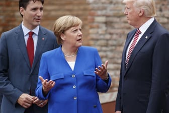 Bundeskanzlerin Angela Merkel unterhält sich beim Foto beim G7-Gipfeltreffen mit US-Präsident Donald Trump.