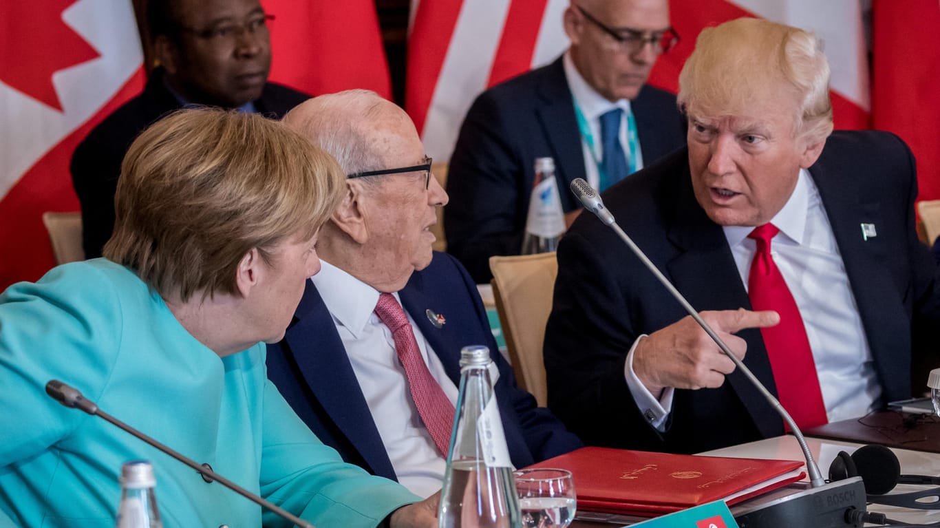 Bundeskanzlerin Angela Merkel spricht mit US-Präsident Donald Trump zu Beginn der Arbeitssitzung der G7 Staaten.