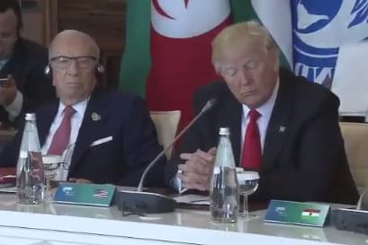 In dieser Einstellung sieht es nicht so aus, als hätte der US-Präsident einen Knopf im Ohr.