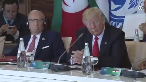In dieser Einstellung sieht es nicht so aus, als hätte der US-Präsident einen Knopf im Ohr. In dieser Einstellung sieht es nicht so aus, als hätte der US-Präsident einen Knopf im Ohr.