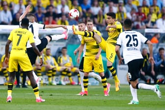Frankfurts Gacinovic (li.) gegen Dortmunds Bartra.