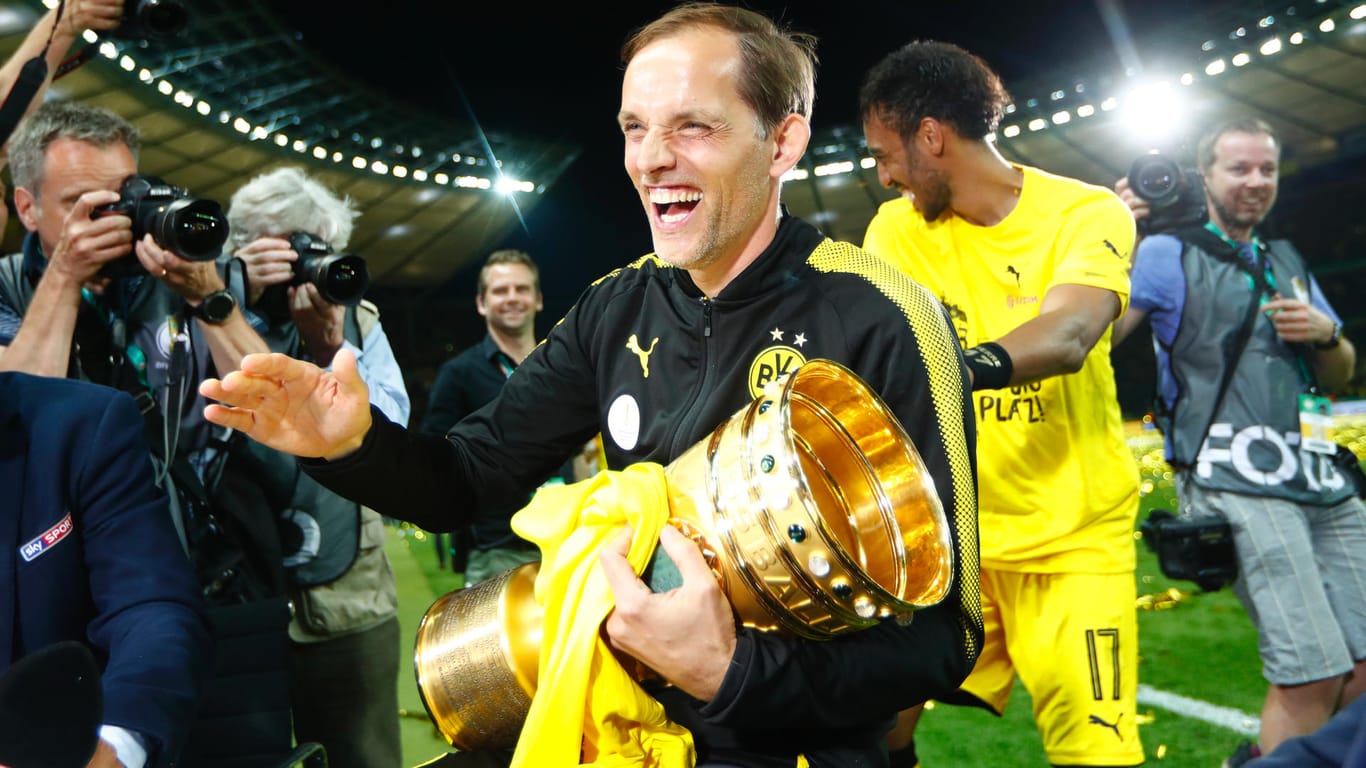 Ausgelassener Jubel: BVB-Trainer Thomas Tuchel mit dem DFB-Pokal.