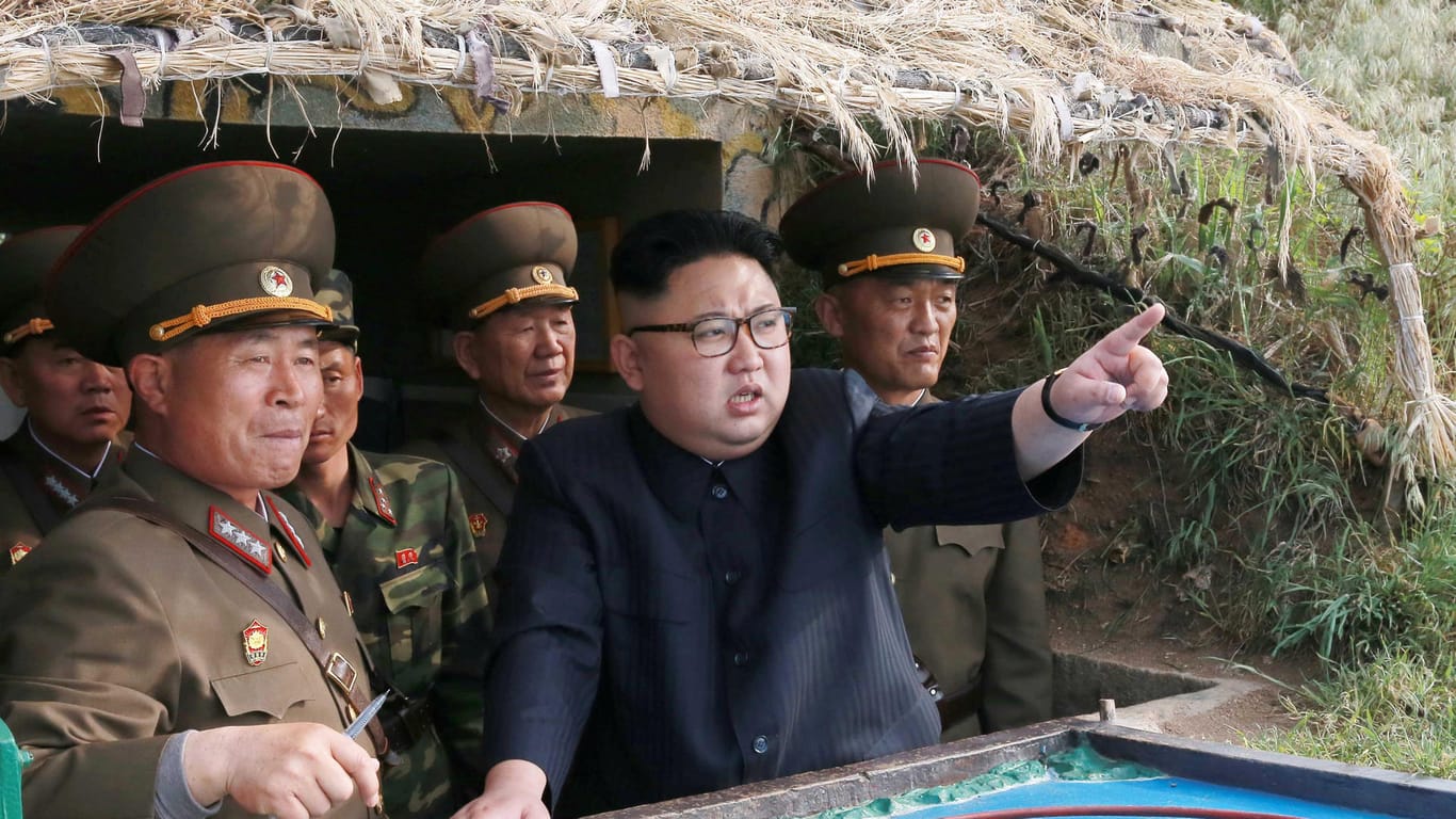Kim Jong-Un zeigt sich medienwirksam als starker Mann. Hier inspiziert er einen militärische Verteidigungseinrichtung.