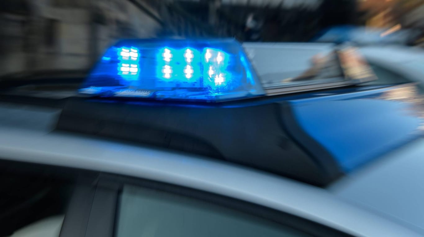 Blaulicht auf dem Dach eines Polizeiautos (Symbolbild): In Syke war ein Nackter unterwegs.
