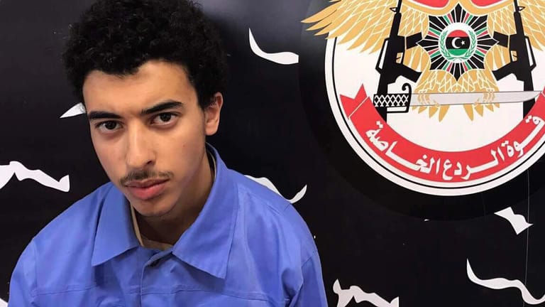 Das Bild zeigt Hashim Ramadan Abedi, den jüngeren Bruder des Manchester-Attentäters Salman Abedi, nach seiner Festnahme in Libyen.