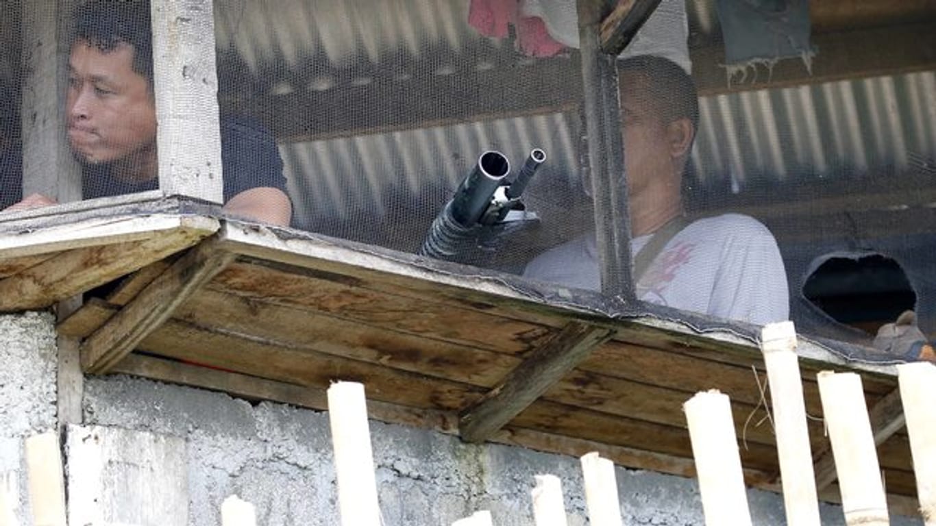 Philippinische Soldaten beobachten von ihrer Stellung aus die Lage in Marawi, Philippinen.