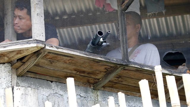 Philippinische Soldaten beobachten von ihrer Stellung aus die Lage in Marawi, Philippinen. Philippinische Soldaten beobachten von ihrer Stellung aus die Lage in Marawi, Philippinen.