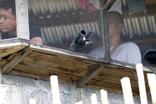 Philippinische Soldaten beobachten von ihrer Stellung aus die Lage in Marawi, Philippinen.