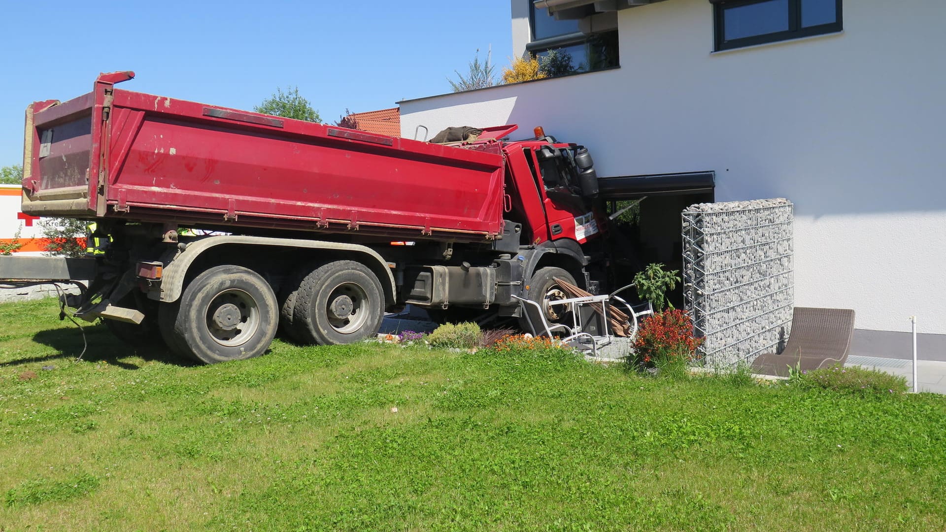 LKW steckt in einem Wohnhaus im bayerischen Zusmarshausen.