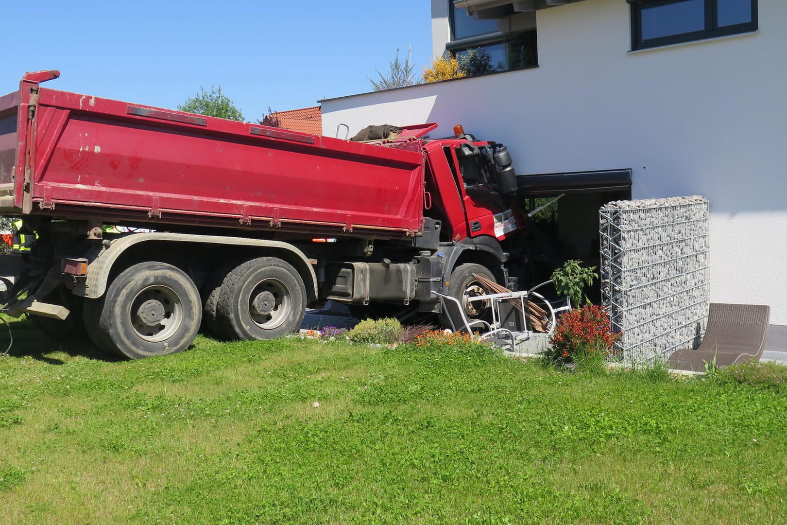 LKW steckt in einem Wohnhaus im bayerischen Zusmarshausen.